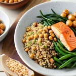 플렉시테리언 식단의 건강한 단백질 선택 - A vibrant and inviting flat lay photograph of a balanced flexitarian lunch spread on a light wooden ...